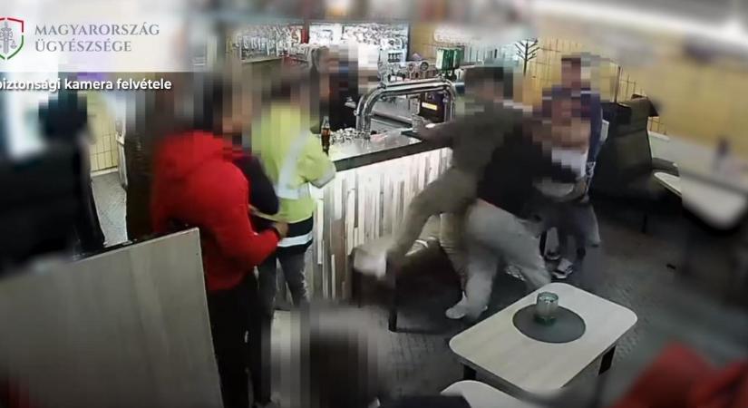 Brutális tömegverekedés tört ki egy balatonboglári kávézóban: a balhét egy a környéket terrorban tartó testvérpár robbantotta ki - videó
