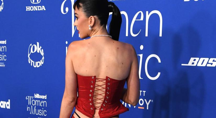 Egészen visszafogottnak tűnt Katy Perry ruhája, amíg hátat nem fordított benne