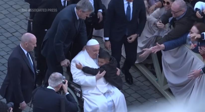 Nyugtalanító Ferenc pápa állapota: pápamobil helyett kerekesszékkel közlekedik
