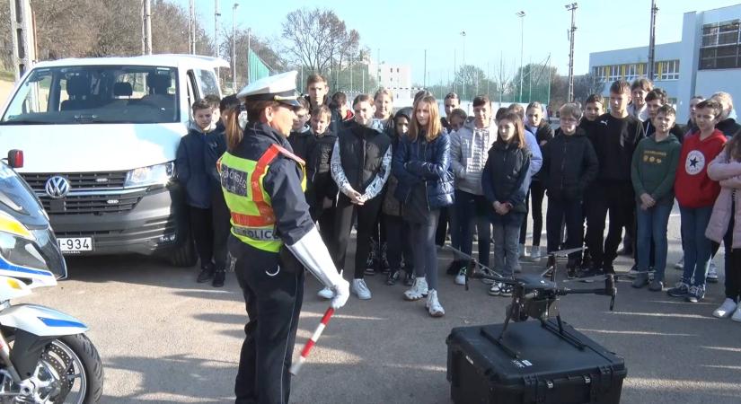 Közlekedésbiztonság, bűnmegelőzés – szekszárdi iskolások számára tartottak szakmai napot