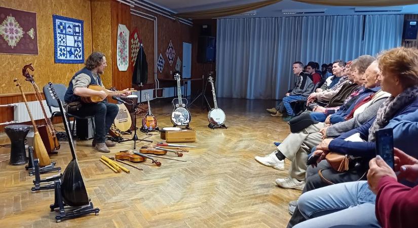 Különböző népek hangszereit szólaltatta meg Nagyszénáson - videóval