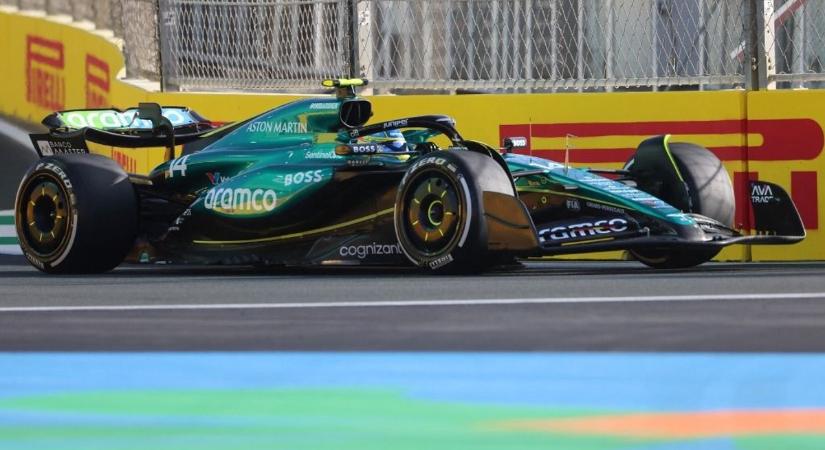Alonso fantasztikus volt, Hamilton bajba került a furcsa ok miatt késleltetett szabadedzésen