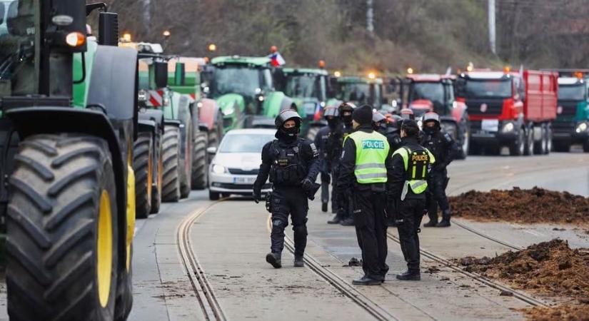 Cseh gazdák trágyát szórtak Prága utcáira