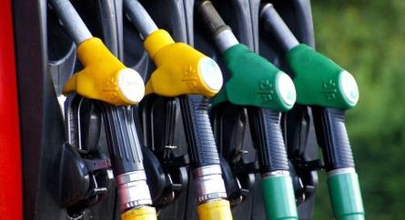 A benzin ára tovább emelkedik, a gázolaj viszont olcsóbb lesz péntektől