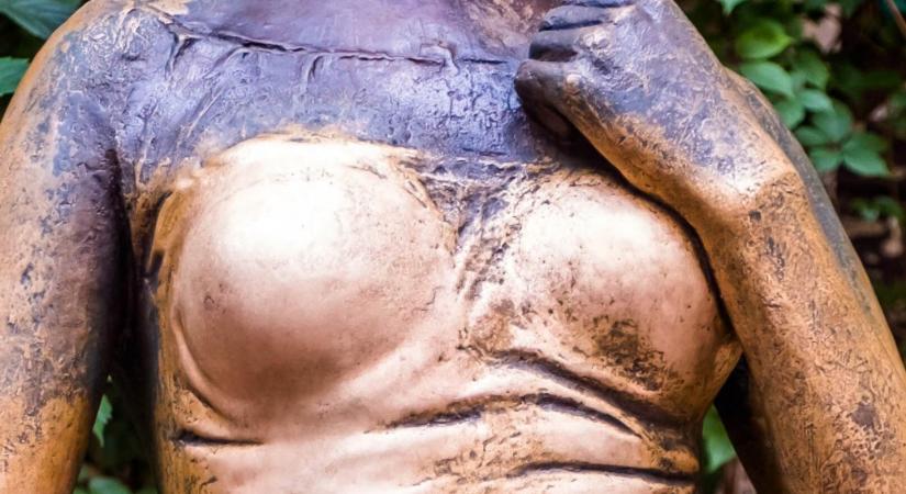 Kilyukadt a veronai Júlia-szobor melle a sok simogatástól