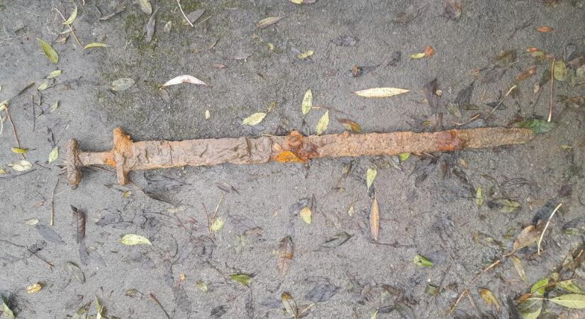Ezeréves viking kardot húztak ki egy folyóból