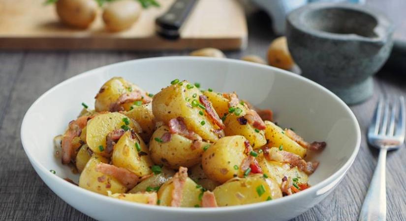 Így készül a német krumplisaláta: ecetes, mustáros öntettel és ropogós baconnel tálalják