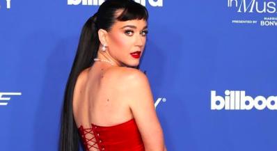 Nehéz eldönteni, hogy Katy Perry merész ruhája, vagy bizarr tetoválása keltett-e nagyobb feltűnést egy díjátadón
