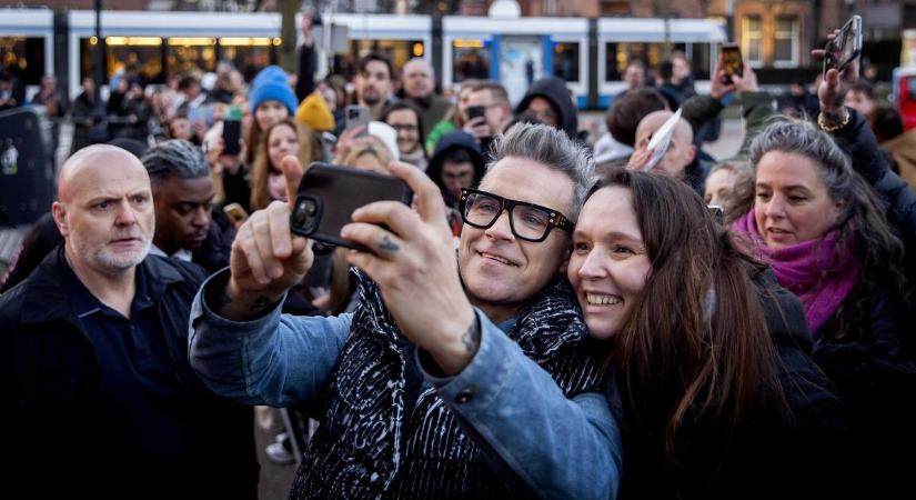 Friss fotók: nem hiszi el, az 50 éves Robbie Williams még mindig a világ legjobb pasija - Így néz ki most