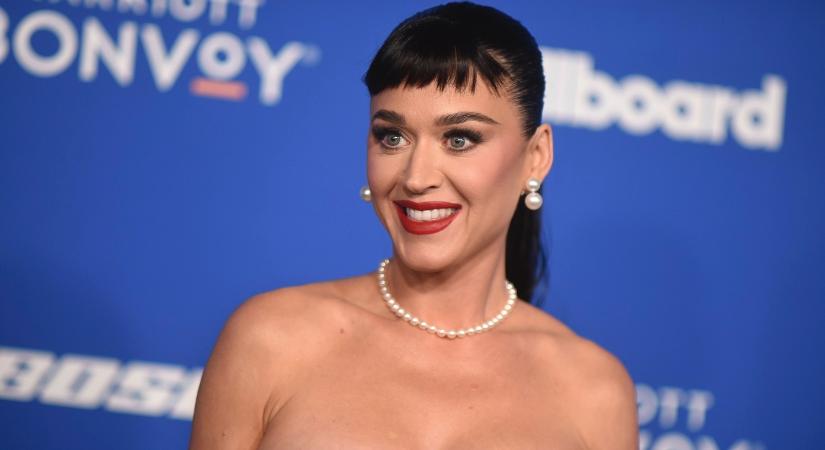 Katy Perry újra divatba hozhatja a kilógó spárgatangát