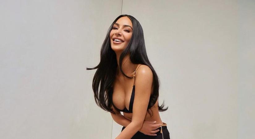 Kim Kardashian félmeztelenül, egy szál bundában jelent meg - kép