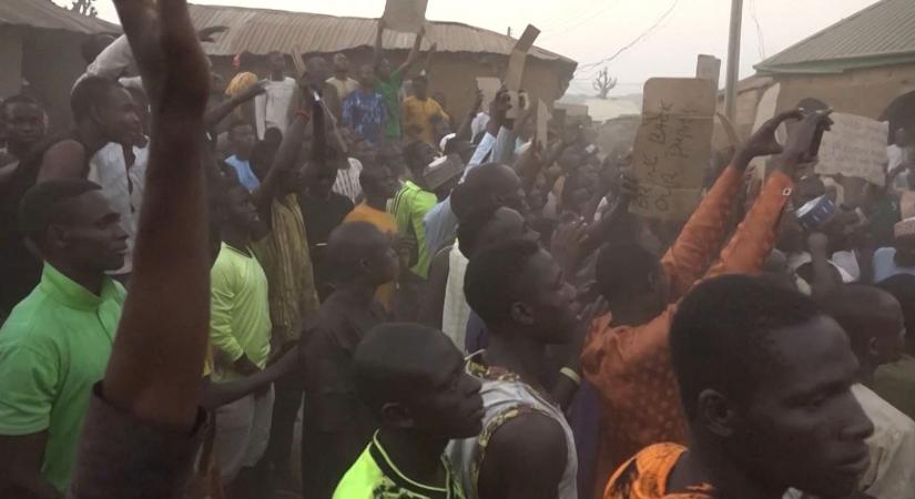 280 gyereket raboltak el motorosok az iskolájukból Nigériában, hadműveletet indítottak a kiszabadításukra