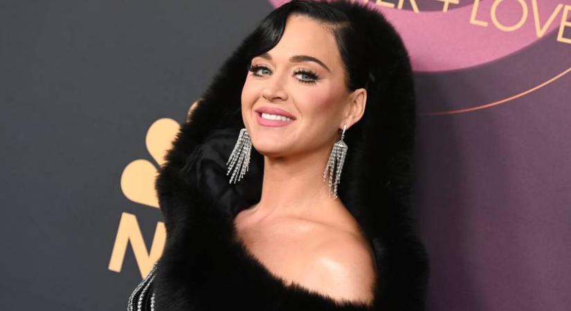 Katy Perry hasvillantós szettben lépett a vörös szőnyegre: terhességéről kezdtek pletykálni a rajongók