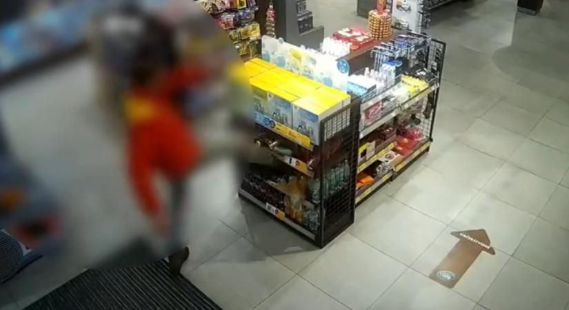 VIDEÓ: Részeg férfi randalírozott a benzinkúton – amit ért, szétvert