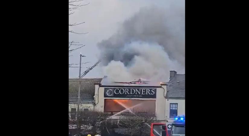 Kigyulladt egy bolt Írországban, robbanás rázta meg az üzletet