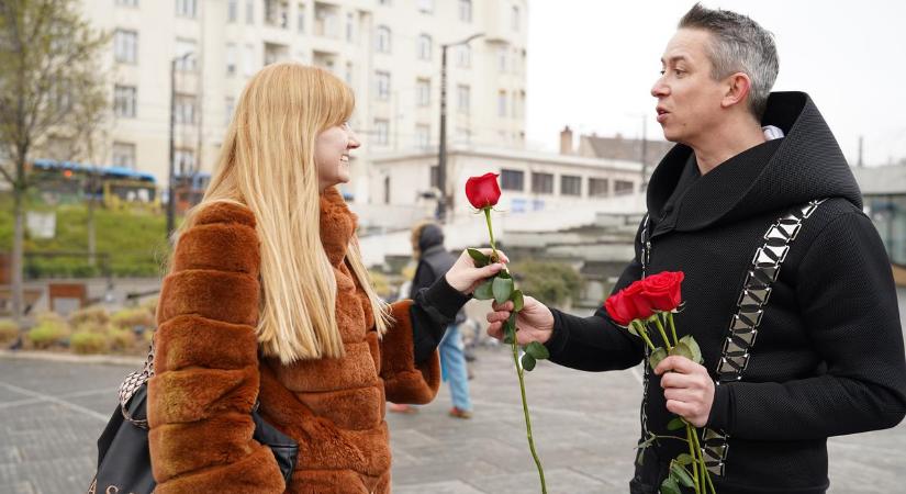 Lukács Miki rózsákkal lepte meg a hölgyeket az utcán – videó
