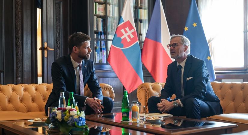 A cseh kormányfő Prágában fogadta Šimečkát