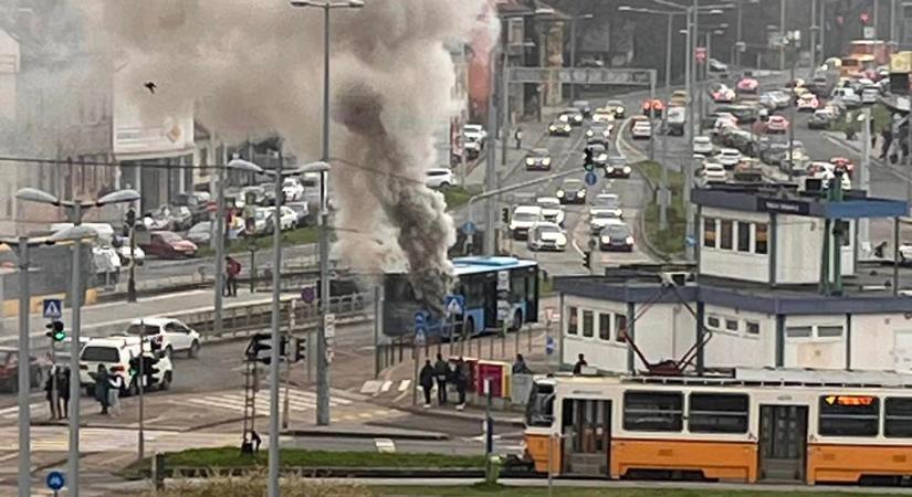 Kigyulladt egy busz Óbudán, a Vörösvári úton – VIDEÓ