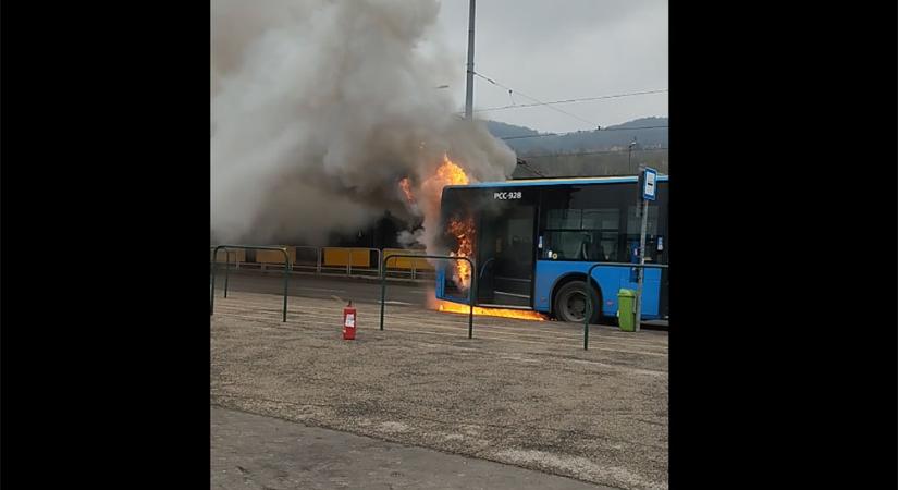 Lángra kapott egy BKV-busz a Bécsi úton - videó