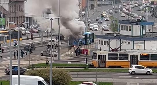 Kigyulladt egy busz a Bécsi úton  videó