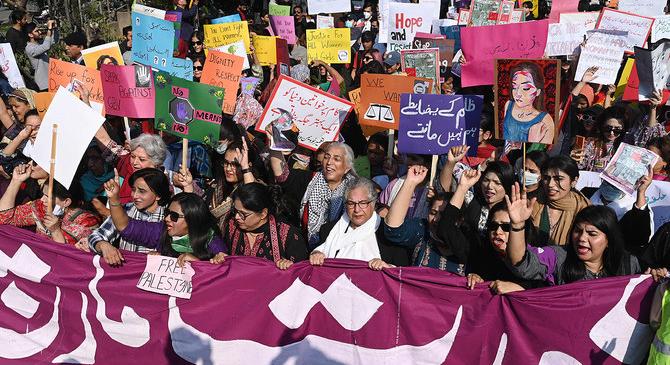 Pakisztánban országszerte tüntettek a nők jogaiért