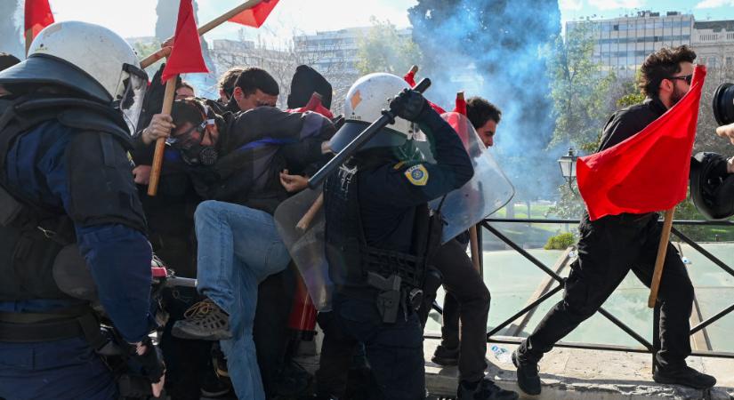 Tüntető diákok csaptak össze rendőrökkel Athénban