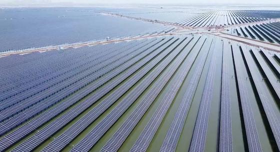 Elkezdődött: megépítik a világ legnagyobb tengeri naperőművét