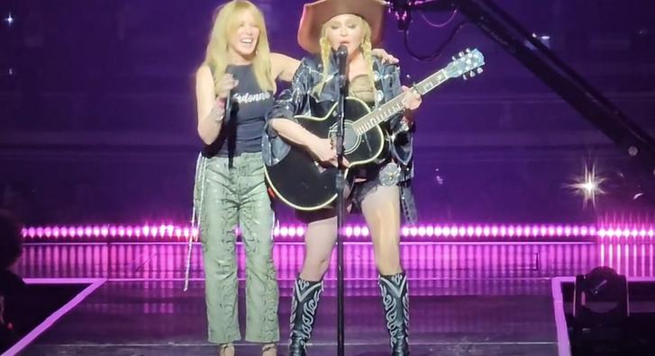 Kylie Minouge meglepetés vendégként énekelt Madonna koncertjén, videón a poptörténelmi pillanat