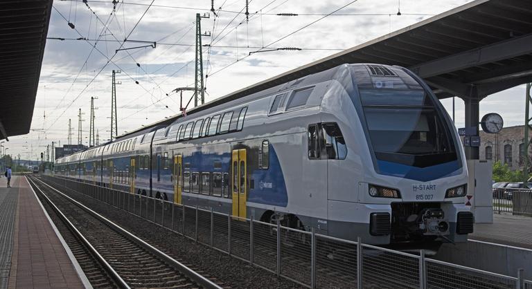 Gázolt a vonat Vácnál, több helyen késések várhatók
