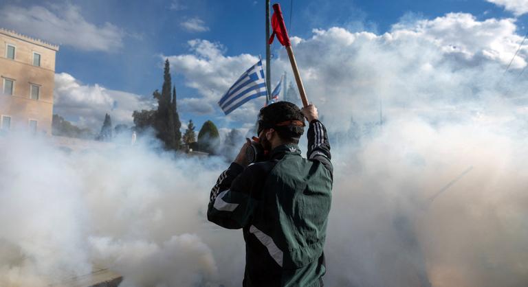 Elszabadultak az indulatok Görögországban, molotov-koktéllal dobálták a rendőröket egy tüntetésen