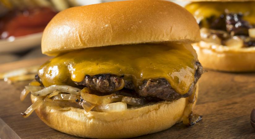 Sült hagymás burger: pofonegyszerű receptet mutatunk