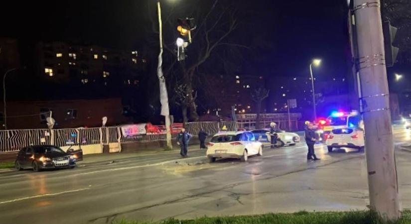 Éjjeli karambol Debrecenben: két autó csattant a Böszörményi úton