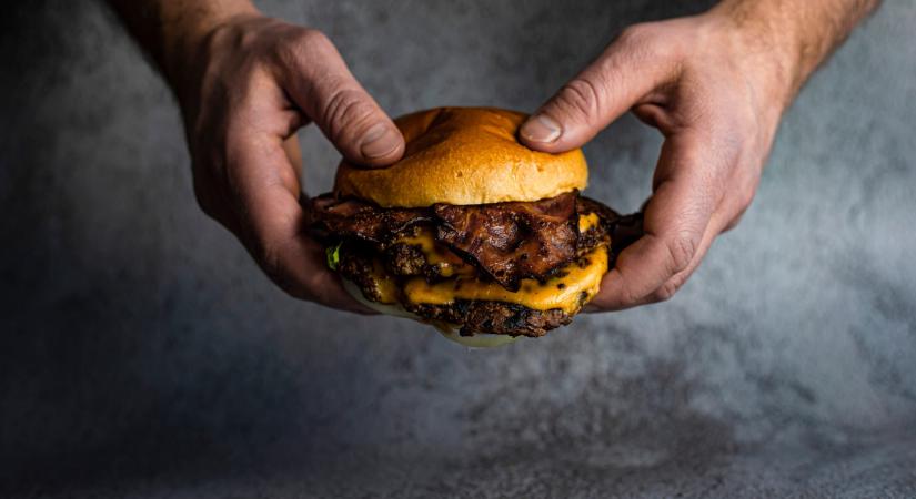 Mi az a smashed burger, amiért odáig van most mindenki?