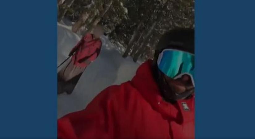 Drámai videón, ahogy fegyvert fognak egy snowboardosra, mert eltévedt