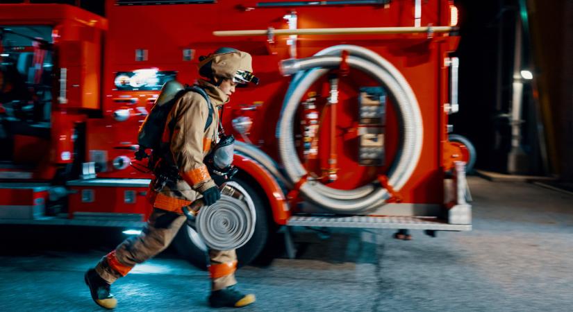 Tűzvész Visegrádon: lángol a Hotel Silvanus, nagy erőkkel vonultak ki a tűzoltók  videó