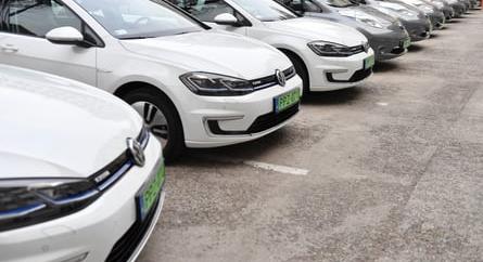 Szélsebesen növekszik a zöld rendszámos járművek száma Magyarországon