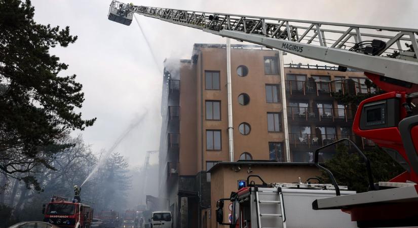 Kigyulladt egy visegrádi szálloda, 200 vendéget kellett kimenekíteni, nagy erőkkel vonultak ki a tűzoltók (videó)