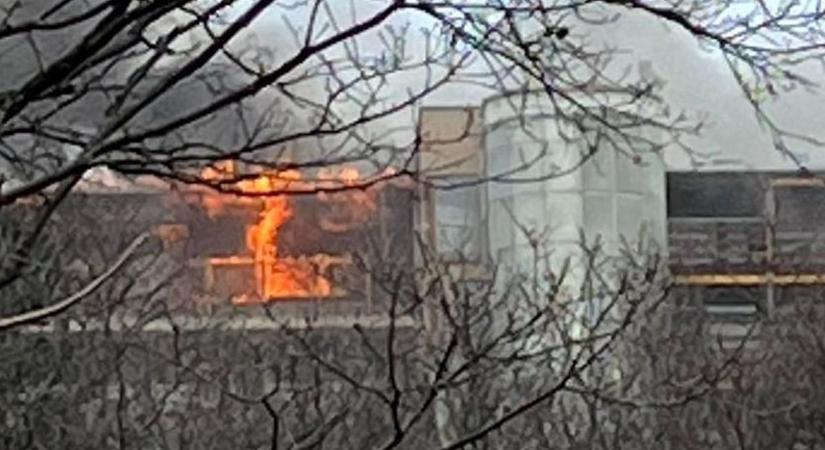 Olvasónk fotóival - Tűz: Kigyulladt a visegrádi Hotel Silvanus, vasváriak is voltak a szállodában
