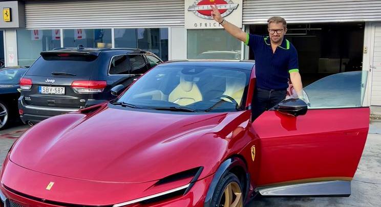 Jákob Zoltán a Ferrariban felejti el a gondokat