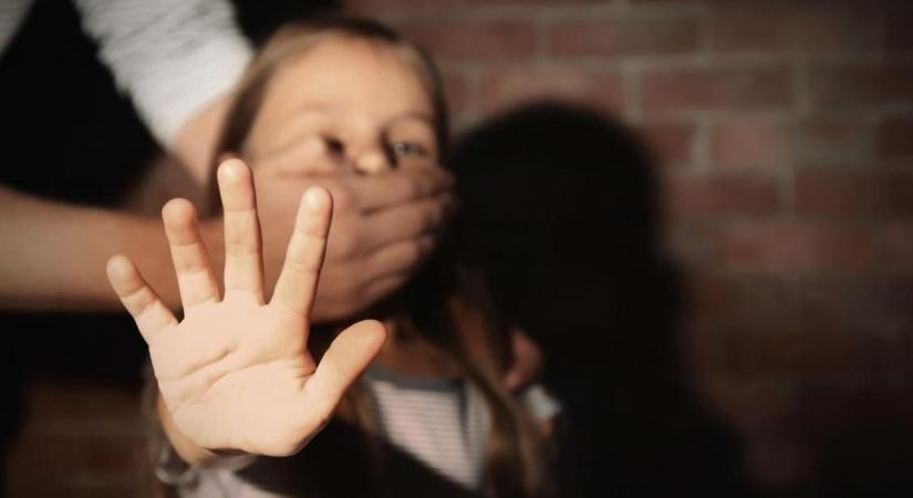 Közismert költő és iskolai tornatanár szexuálisan zaklatott lányokat a mátészalkai gimnáziumban