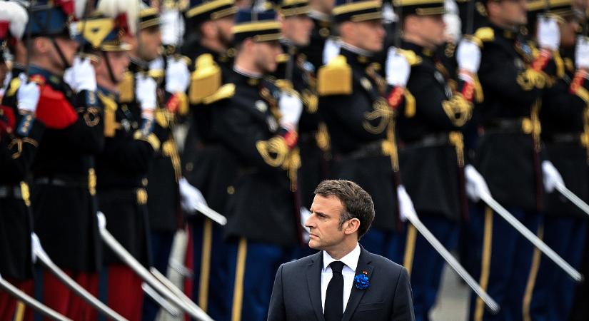 Emmanuel Macron szétcsapott a NATO békegalambjai között, harcias húrokat penget