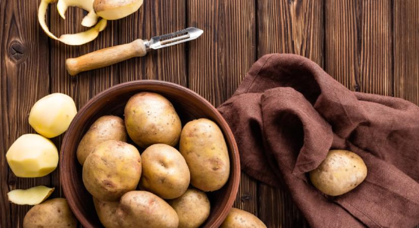 Íme a legjobb krumplihámozó trükk - ha így csinálod, sokkal gyorsabban végzel!