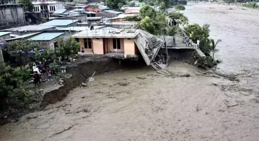 Áradások és földcsuszamlások sújtják Szumátrát