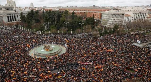 Ezrek tüntettek a katalán amnesztiatörvény miatt Madridban