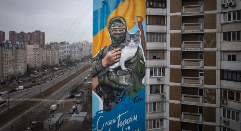 Kutya és kitalált vadászpilóta is szerepel Kijev új, háborús hősök előtt tisztelgő falfestményein