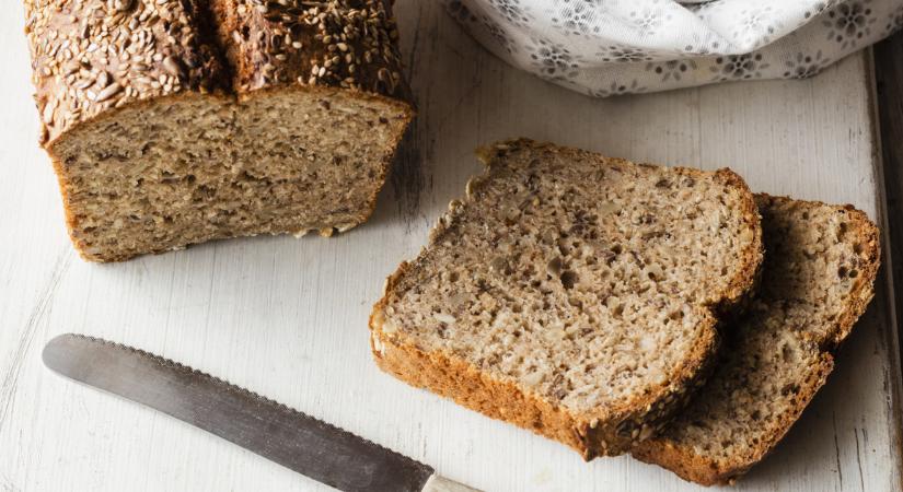 Gluténmentes kenyér hajdinalisztből: élesztő és dagasztás nélkül készül
