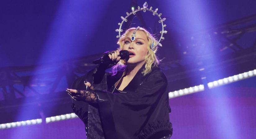Kínos helyzetbe került Madonna, mikor egy kerekesszékes rajongót akart felállítani a koncertjén