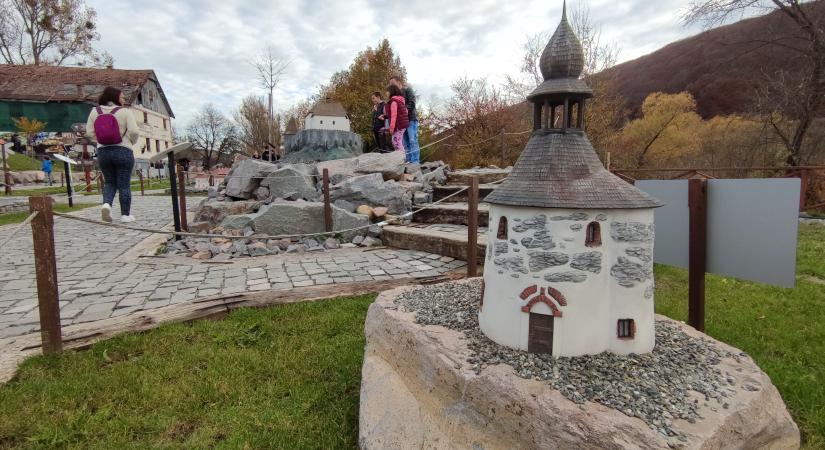 „Drakulával akartunk szembeállítani 175 székely mondát és legendát” – riportunk a Mini Erdély Parkról