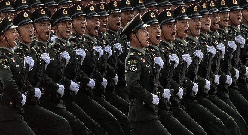 Kína egyre többet költ hadászatra, nő a feszültség