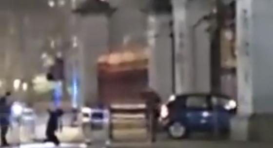 Nekihajtott a Buckingham-palota kapujának egy autó Londonban - videóval